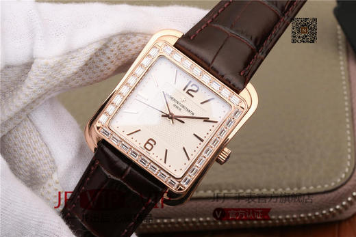 GS江诗丹顿历史名作系列86300款 光泽亮丽的方形外壳，内衬简洁的麦穗面盘，搭配意大利小牛皮表，最大限度还原正品的艺术感官。 商品图2