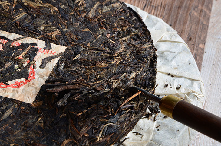 茶饼局部细节图,条索紧结不松散,芽尖部分,经过多年的转化,已经呈金