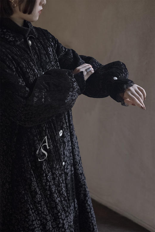 Renlisu 19AW 石墨黑古董纽扣烧花丝绒外套 商品图0