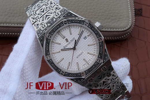 爱彼（Audemars Piguet）简称＂AP"经典皇家橡树系列。精钢表壳，八角形表圏，格纹装饰表盘，釆用日本进口机芯 商品图1