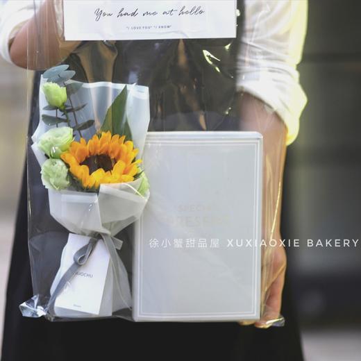 教师节礼盒【芳华】内含3颗奶黄流心月饼+3颗蛋黄酥，配置向日葵鲜花一束、贺卡一张，灯串一条 商品图0