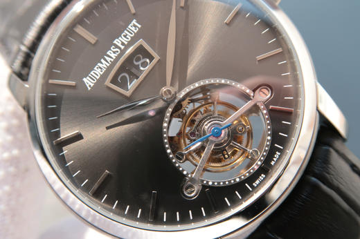 爱彼 最新款真陀飞轮 大日历窗 意大利小牛皮，42mm，手动真海鸥陀飞轮机芯，稳定可靠，值得拥有。 商品图2