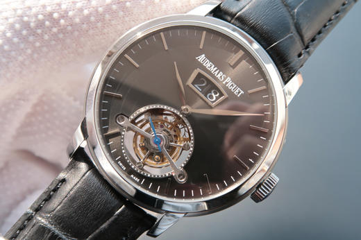 爱彼 最新款真陀飞轮 大日历窗 意大利小牛皮，42mm，手动真海鸥陀飞轮机芯，稳定可靠，值得拥有。 商品图1