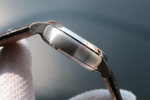 爱彼 最新款真陀飞轮 大日历窗 意大利小牛皮，42mm，手动真海鸥陀飞轮机芯，稳定可靠，值得拥有。 商品图4