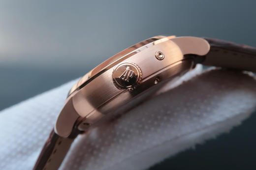 爱彼 最新款真陀飞轮 大日历窗 意大利小牛皮，42mm，手动真海鸥陀飞轮机芯，稳定可靠，值得拥有。 商品图3