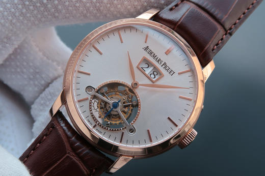 爱彼 最新款真陀飞轮 大日历窗 意大利小牛皮，42mm，手动真海鸥陀飞轮机芯，稳定可靠，值得拥有。 商品图1