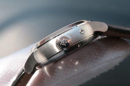 爱彼 最新款真陀飞轮 大日历窗 意大利小牛皮，42mm，手动真海鸥陀飞轮机芯，稳定可靠，值得拥有。 商品图3