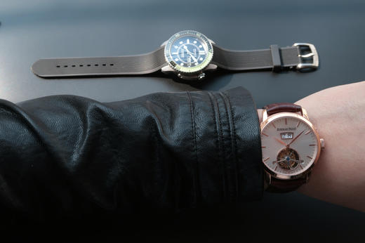 爱彼 最新款真陀飞轮 大日历窗 意大利小牛皮，42mm，手动真海鸥陀飞轮机芯，稳定可靠，值得拥有。 商品图8