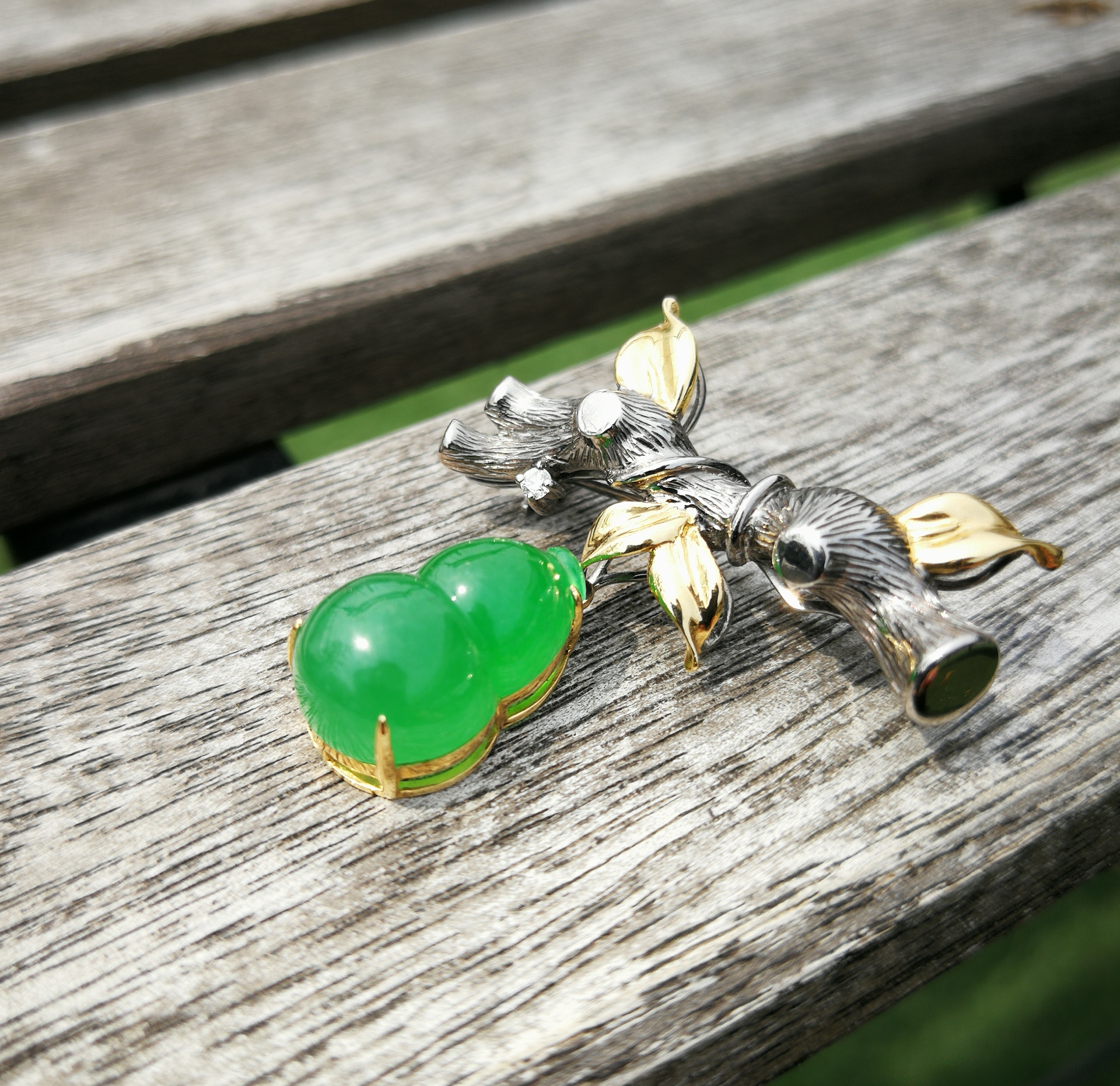 阳绿高冰翡翠葫芦造型胸针