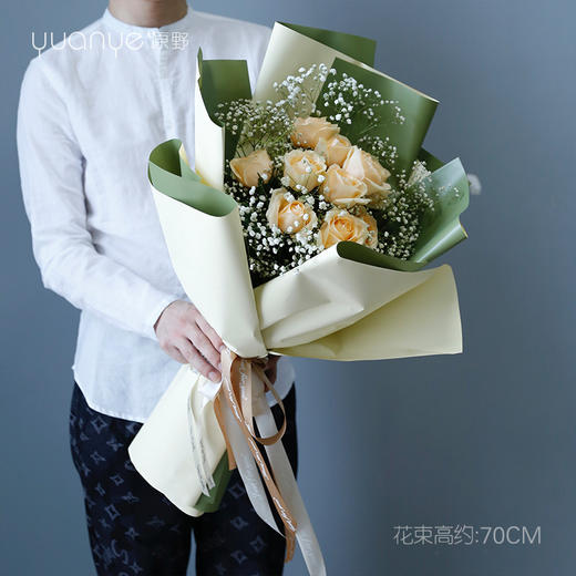 11朵香槟玫瑰满天星花束 商品图0