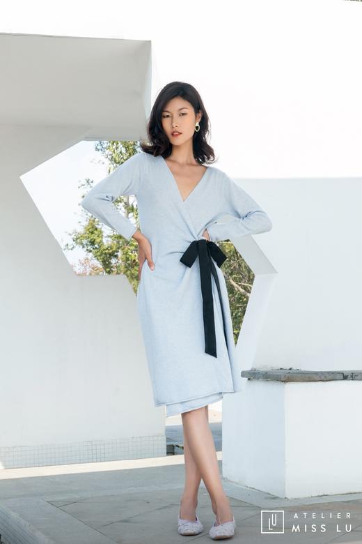 AtelierMissLu / Winifred 云朵蓝裹身系带羊绒连身裙 商品图1
