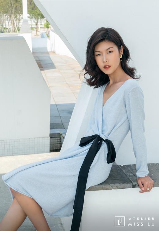 AtelierMissLu / Winifred 云朵蓝裹身系带羊绒连身裙 商品图4