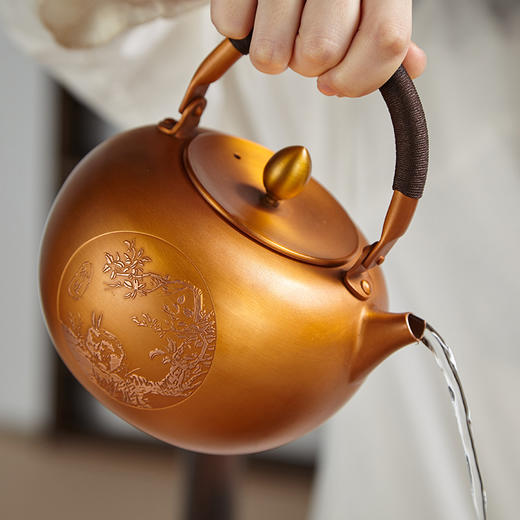 朱炳仁丨月宫折桂铜壶 送六件套（茶碟*4，茶叉*1，茶垫*1）    商品图4
