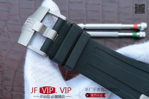 W0022N2950。爱彼15707。碳纤维+钛合金！实测高强度防水200米！进口9015改正品3120机！原装潜水硅胶表带！足够乱真 商品图4