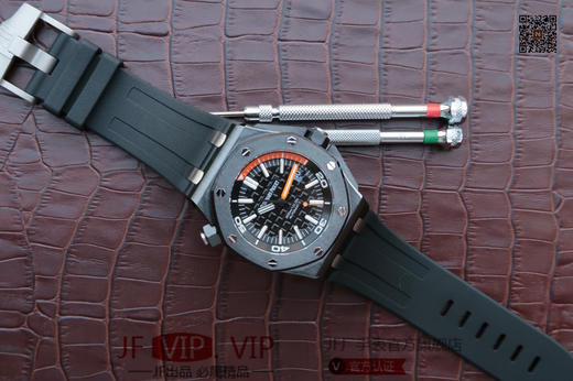 W0022N2950。爱彼15707。碳纤维+钛合金！实测高强度防水200米！进口9015改正品3120机！原装潜水硅胶表带！足够乱真 商品图5