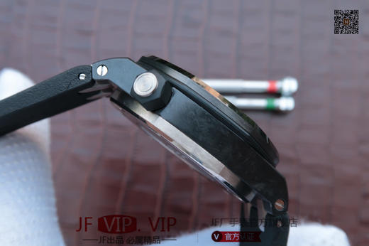 W0022N2950。爱彼15707。碳纤维+钛合金！实测高强度防水200米！进口9015改正品3120机！原装潜水硅胶表带！足够乱真 商品图2