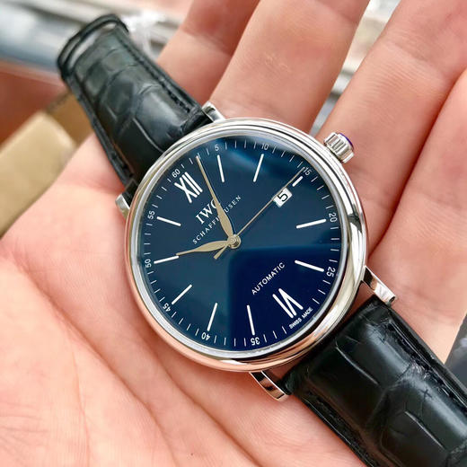 原单渠道出口订单！瑞士机 IWC万国柏涛菲诺 系列 表径40mm 美洲鳄鱼皮表带 男士腕表
蓝面白日历，底盖150周年纪念款IW356518 商品图2