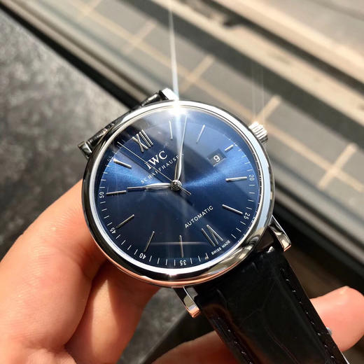 原单渠道出口订单！瑞士机 IWC万国柏涛菲诺 系列 表径40mm 美洲鳄鱼皮表带 男士腕表
K金款蓝面黑日历，底盖柏涛菲诺海港美景 IW356512 商品图4