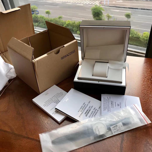 原单渠道出口订单！瑞士机 IWC万国柏涛菲诺 系列 表径40mm 美洲鳄鱼皮表带 男士腕表
经典款白面金针IW356517 商品图1