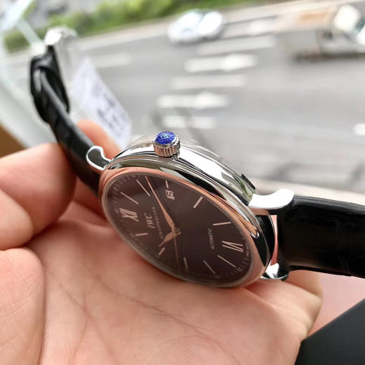 原单渠道出口订单！瑞士机 IWC万国柏涛菲诺 系列 表径40mm 美洲鳄鱼皮表带 男士腕表
蓝面白日历，底盖150周年纪念款IW356518 商品图7