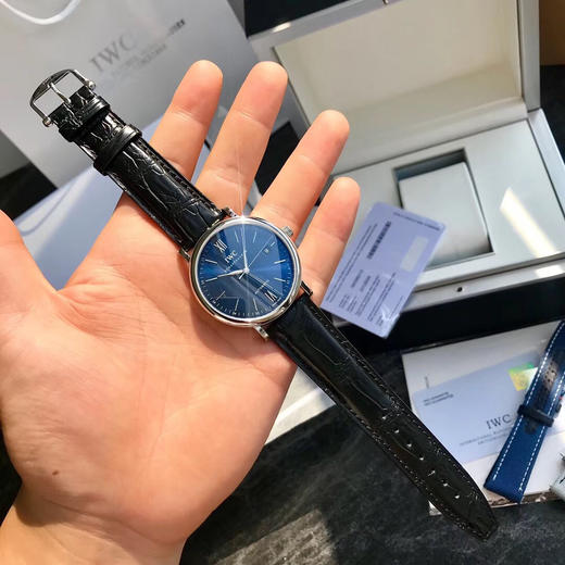 原单渠道出口订单！瑞士机 IWC万国柏涛菲诺 系列 表径40mm 美洲鳄鱼皮表带 男士腕表
K金款蓝面黑日历，底盖柏涛菲诺海港美景 IW356512 商品图2
