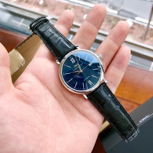 原单渠道出口订单！瑞士机 IWC万国柏涛菲诺 系列 表径40mm 美洲鳄鱼皮表带 男士腕表
蓝面白日历，底盖150周年纪念款IW356518 商品图1
