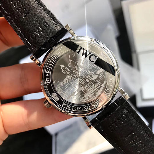 原单渠道出口订单！瑞士机 IWC万国柏涛菲诺 系列 表径40mm 美洲鳄鱼皮表带 男士腕表
K金款蓝面黑日历，底盖柏涛菲诺海港美景 IW356512 商品图7