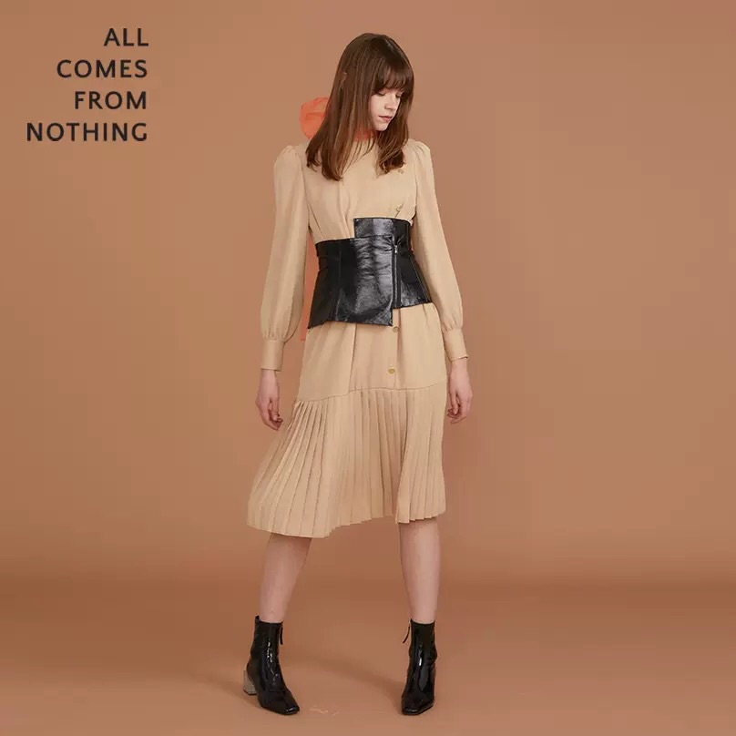 斜门襟压褶连衣裙