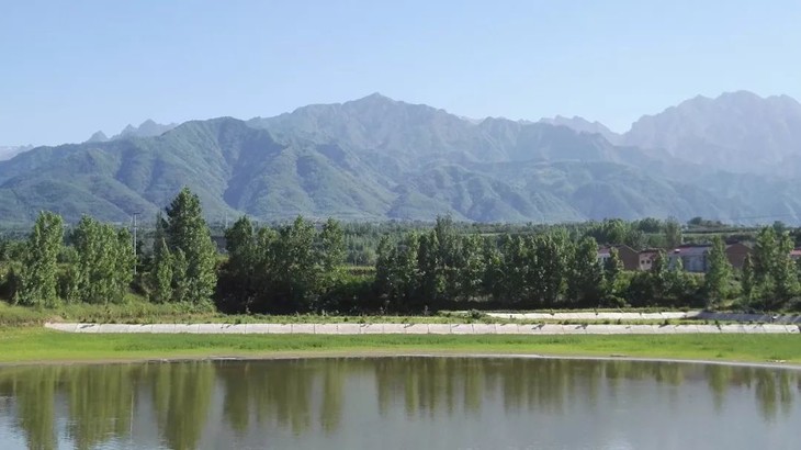 眉县是一个果林遍地,景色秀丽的小县城