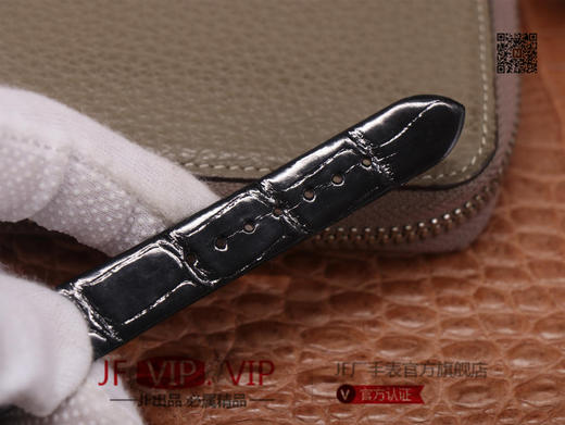 卡地亚Ballon Blanc de Cartier系列，尺寸30mm，瑞士朗达石英机芯+Cartier专用甲板 ，4点钟表冠镶嵌一颗0.14克拉的钻石，女士 商品图8