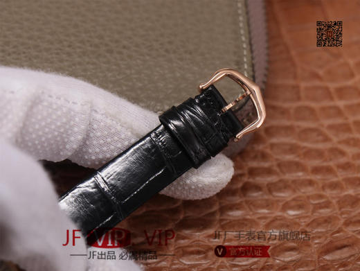 卡地亚Ballon Blanc de Cartier系列，尺寸30mm，瑞士朗达石英机芯+Cartier专用甲板 ，4点钟表冠镶嵌一颗0.14克拉的钻石，女士 商品图7