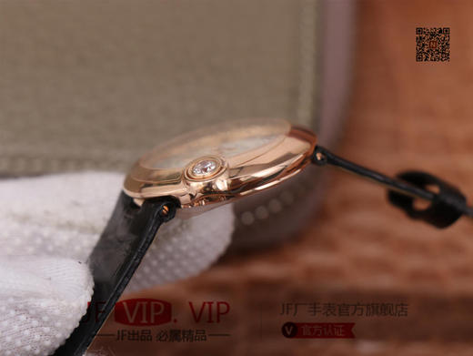 卡地亚Ballon Blanc de Cartier系列，尺寸30mm，瑞士朗达石英机芯+Cartier专用甲板 ，4点钟表冠镶嵌一颗0.14克拉的钻石，女士 商品图4