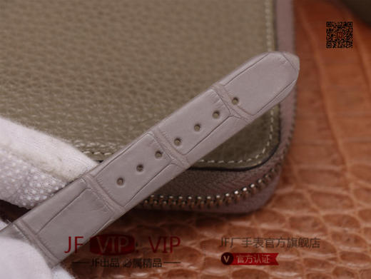 卡地亚Ballon Blanc de Cartier系列，尺寸30mm，瑞士朗达石英机芯+Cartier专用甲板 ，4点钟表冠镶嵌一颗0.14克拉的钻石，女士腕表，石英机 商品图8