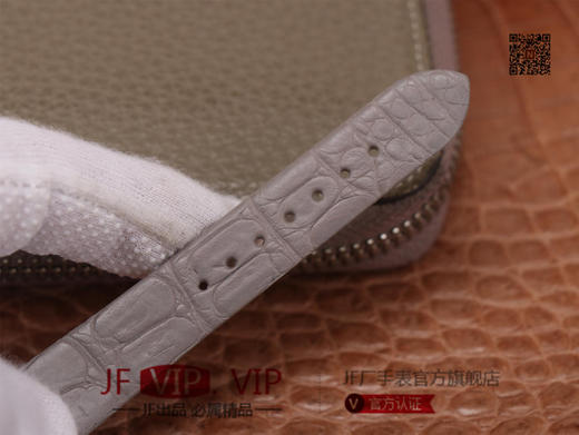 卡地亚Ballon Blanc de Cartier系列，尺寸30mm，瑞士朗达石英机芯+Cartier专用甲板 ，4点钟表冠镶嵌一颗0.14克拉的钻石，女士 商品图8