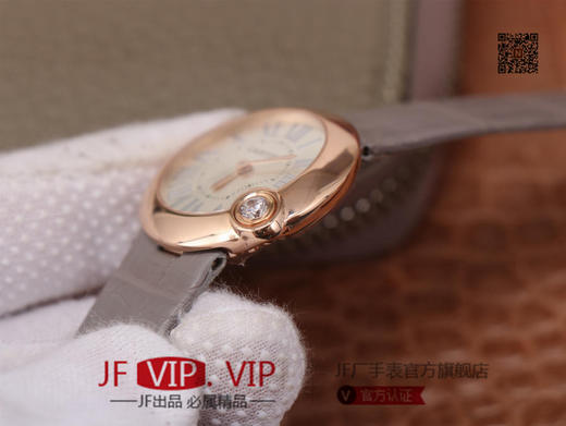 卡地亚Ballon Blanc de Cartier系列，尺寸30mm，瑞士朗达石英机芯+Cartier专用甲板 ，4点钟表冠镶嵌一颗0.14克拉的钻石，女士 商品图4