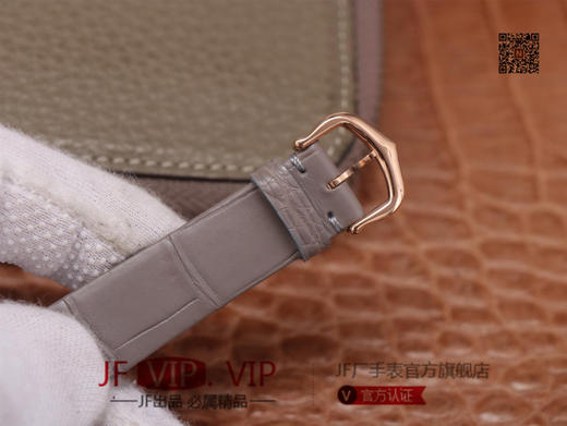 卡地亚Ballon Blanc de Cartier系列，尺寸30mm，瑞士朗达石英机芯+Cartier专用甲板 ，4点钟表冠镶嵌一颗0.14克拉的钻石，女士腕表，石英机 商品图7