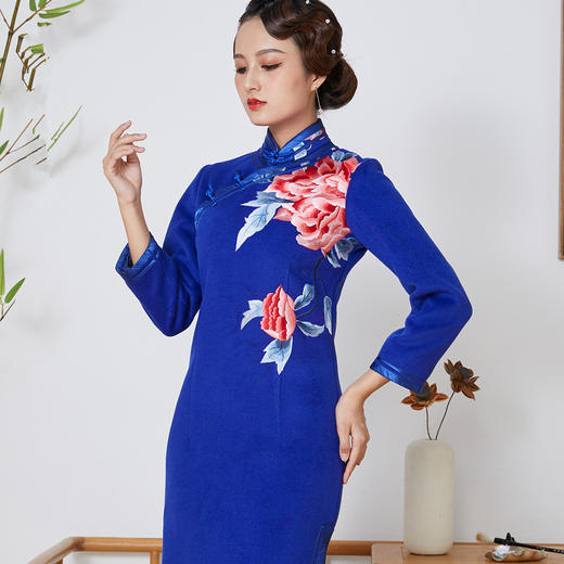 QC-1697763秋季新款毛呢绣花优雅旗袍裙 商品图0