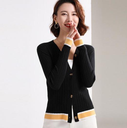 【服饰鞋包】秋冬新款羊毛V领撞色短款修身毛衣女装开衫外套简约时尚设计 商品图1