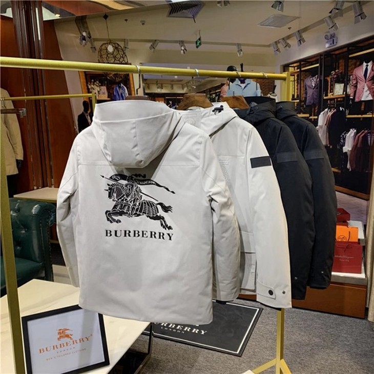 巴宝莉 burberry 后背战马大logo男士连帽羽绒服!精工