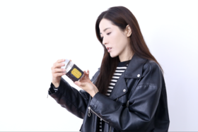 43岁的曾黎美若天仙，"防腐剂美人"的保养秘诀是啥？翻翻她的包，好好学学！ 