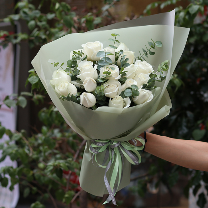 白色雪山玫瑰19支小叶尤加利叶搭配,螺旋手法,中型花束.