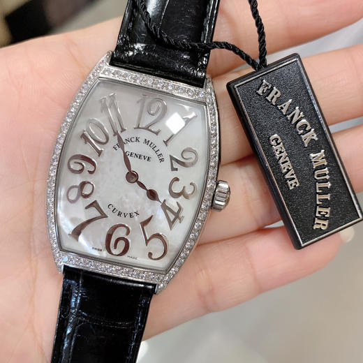 FM法兰克·穆勒 酒桶型女士石英腕表 CINTREE CURVEX系列 
✨316L 精钢表壳，表壳尺寸43×31毫米。CNC加工抛光表壳，底盖与表壳无缝拼接，精雕成形，底盖拉丝细腻，字体雕刻清晰。 商品图3
