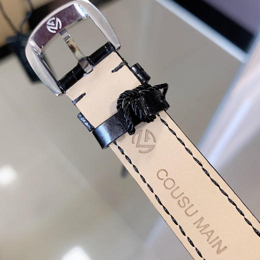 FM法兰克·穆勒 酒桶型女士石英腕表 CINTREE CURVEX系列 
✨316L 精钢表壳，表壳尺寸43×31毫米。CNC加工抛光表壳，底盖与表壳无缝拼接，精雕成形，底盖拉丝细腻，字体雕刻清晰。 商品图7