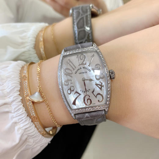 FM法兰克·穆勒 酒桶型女士石英腕表 CINTREE CURVEX系列 
✨316L 精钢表壳，表壳尺寸43×31毫米。CNC加工抛光表壳，底盖与表壳无缝拼接，精雕成形，底盖拉丝细腻，字体雕刻清晰。 商品图0
