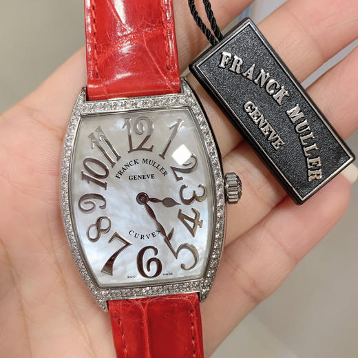 FM法兰克·穆勒 酒桶型女士石英腕表 CINTREE CURVEX系列 
✨316L 精钢表壳，表壳尺寸43×31毫米。CNC加工抛光表壳，底盖与表壳无缝拼接，精雕成形，底盖拉丝细腻，字体雕刻清晰。 商品图3