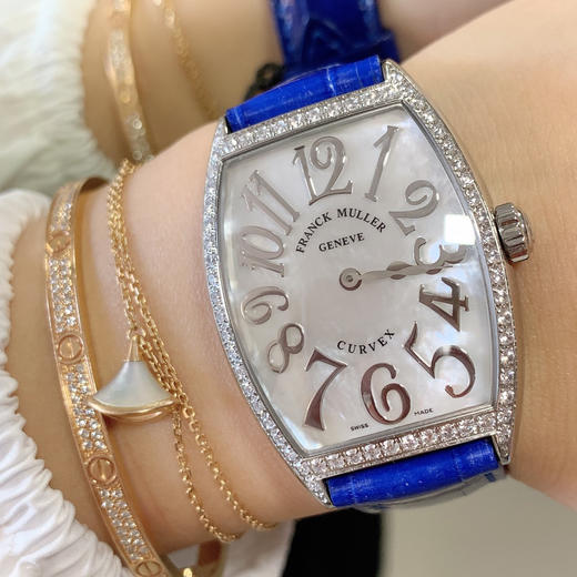 FM法兰克·穆勒 酒桶型女士石英腕表 CINTREE CURVEX系列 
✨316L 精钢表壳，表壳尺寸43×31毫米。CNC加工抛光表壳，底盖与表壳无缝拼接，精雕成形，底盖拉丝细腻，字体雕刻清晰。 商品图1