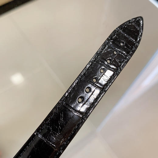 FM法兰克·穆勒 酒桶型女士石英腕表 CINTREE CURVEX系列 
✨316L 精钢表壳，表壳尺寸43×31毫米。CNC加工抛光表壳，底盖与表壳无缝拼接，精雕成形，底盖拉丝细腻，字体雕刻清晰。 商品图8