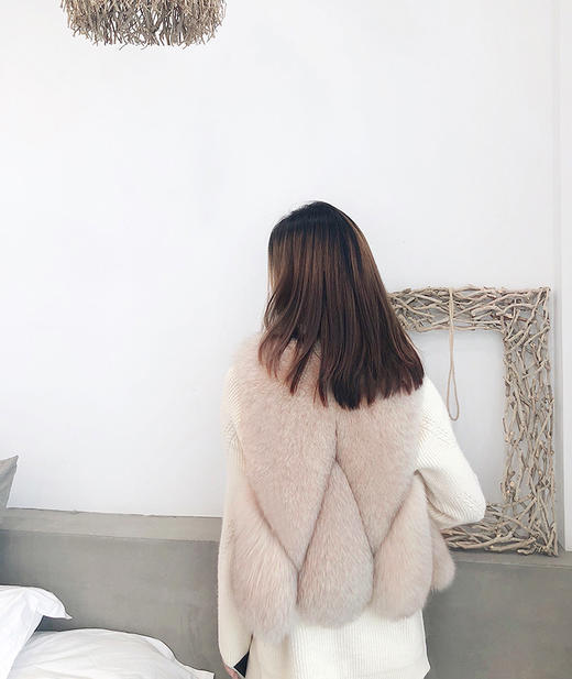点此购买 罗意威女款皮草马甲 零132920 商品图5