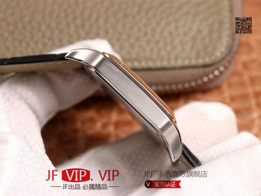 TW卡di亚山度士最新款SANTOS-DUMONT腕表，男款52x39.5mm，女款46x35mm，搭载原装进口日本9015机芯，走时稳定。采用904精钢表壳，男女腕表，皮表带，自动机械机芯，密底。 商品图5