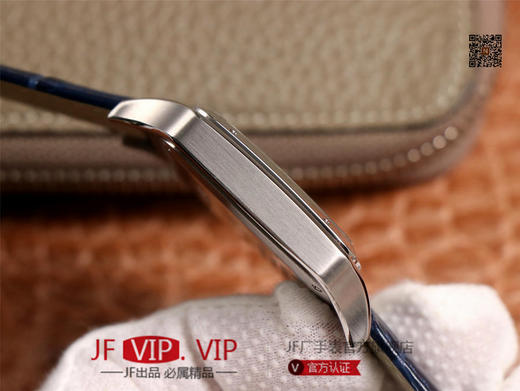 TW卡di亚山度士最新款SANTOS-DUMONT腕表，男款52x39.5mm，女款46x35mm，搭载原装进口日本9015机芯，走时稳定。采用904精钢表壳，男女腕表，皮表带，自动机械机芯，密底。 商品图5